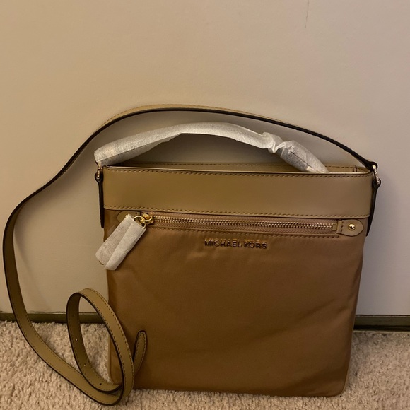 selling my sling mk bag - Picture 2 of 6